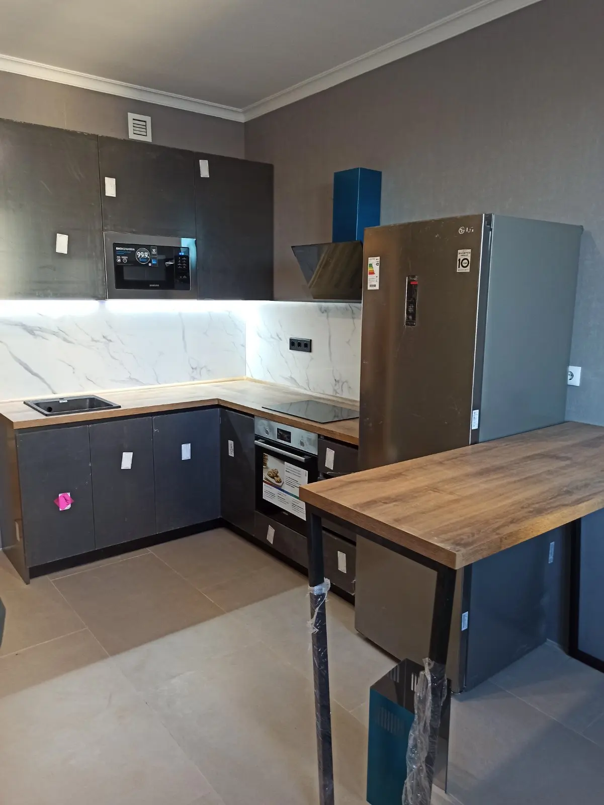 Кухня FENIX темная — вид 2 — мебель на заказ в Бресте